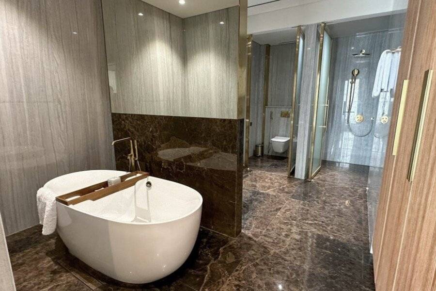 voco Monaco, an IHG Hotel, Adults Only, World Islands bathtub