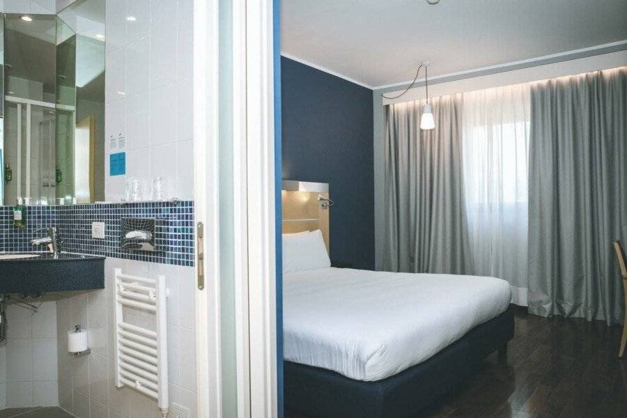 Holiday Inn Express Milan-Malpensa Airport hotel bedroom