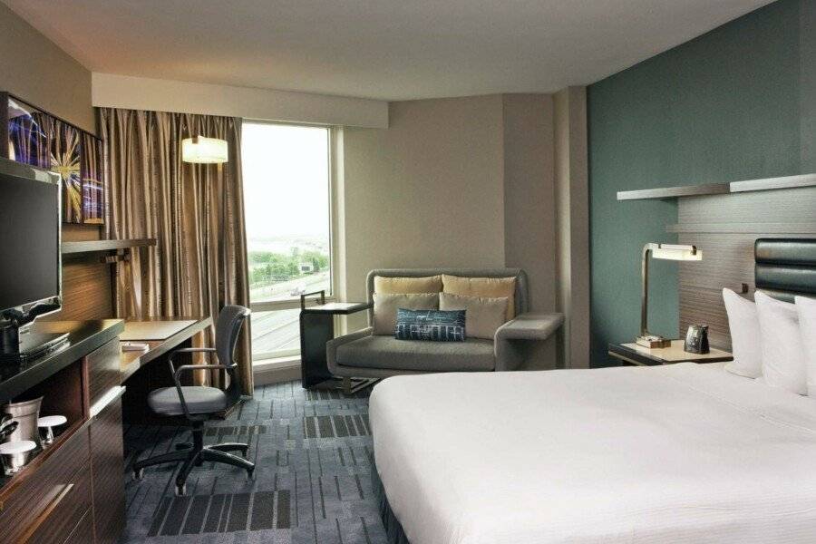 Hilton Newark Airport hotel bedroom