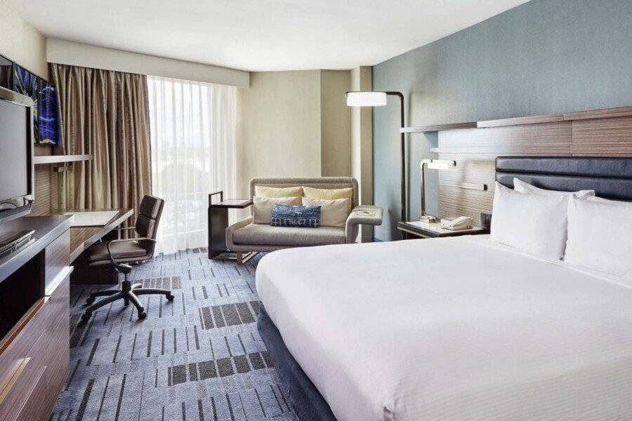 Hilton Newark Airport hotel bedroom