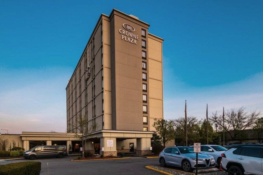 Crowne Plaza Newark Airport, an IHG Hotel facade