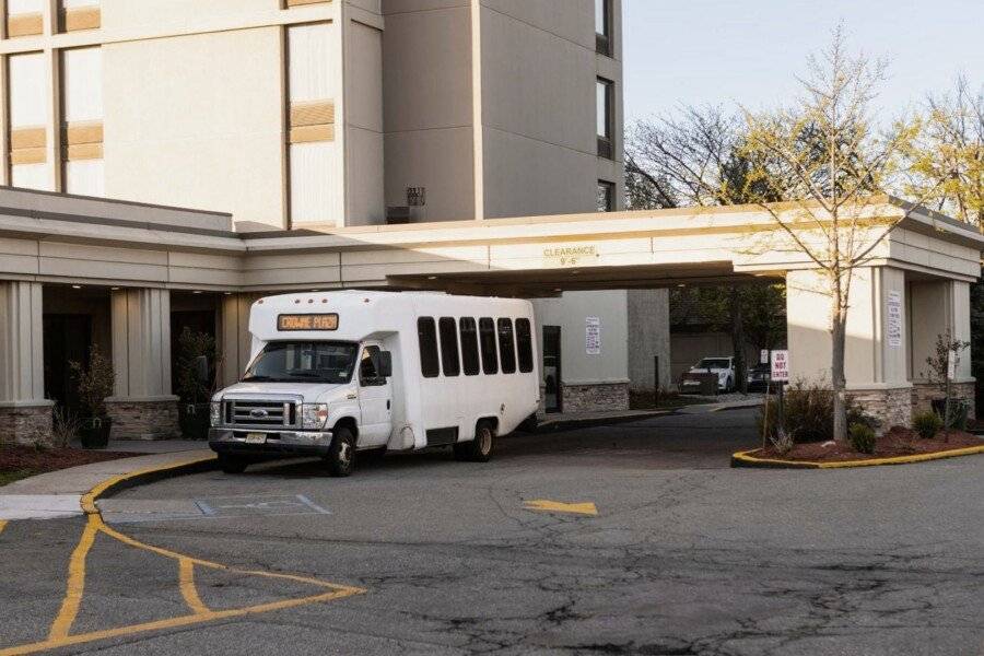 Crowne Plaza Newark Airport, an IHG Hotel 