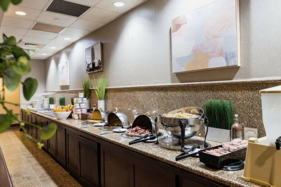 Crowne Plaza Newark Airport, an IHG Hotel restaurant, breakfast