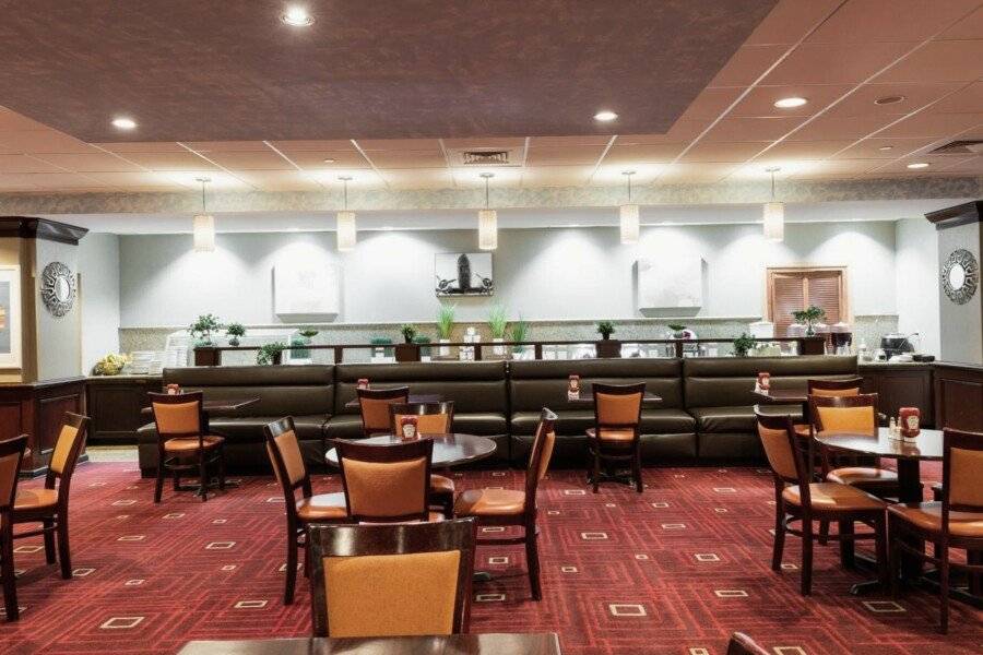 Crowne Plaza Newark Airport, an IHG Hotel restaurant,bar