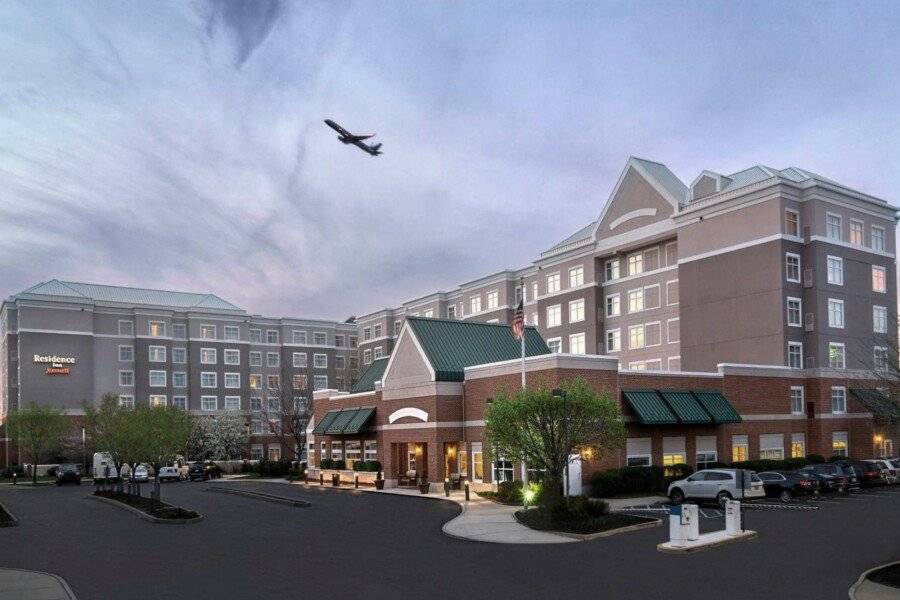 Residence Inn by Marriott Newark/Liberty International Airport facade, parking