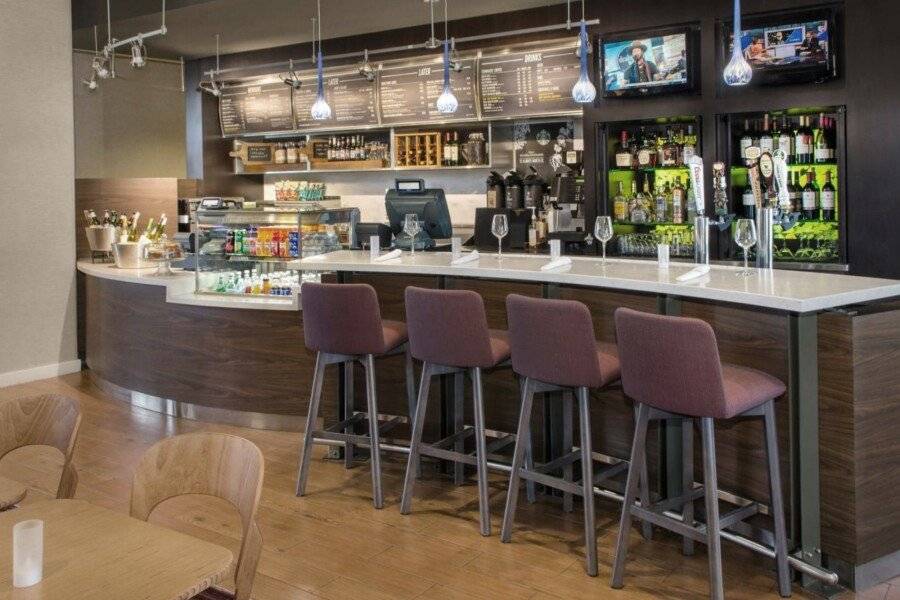 Courtyard by Marriott Newark bar