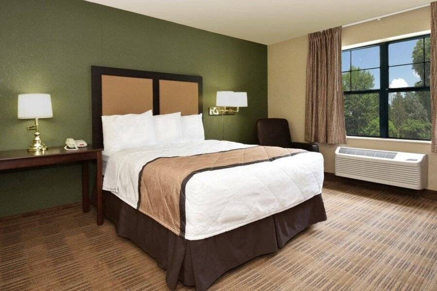 Extended Stay America Suites - - Newark Airport hotel bedroom