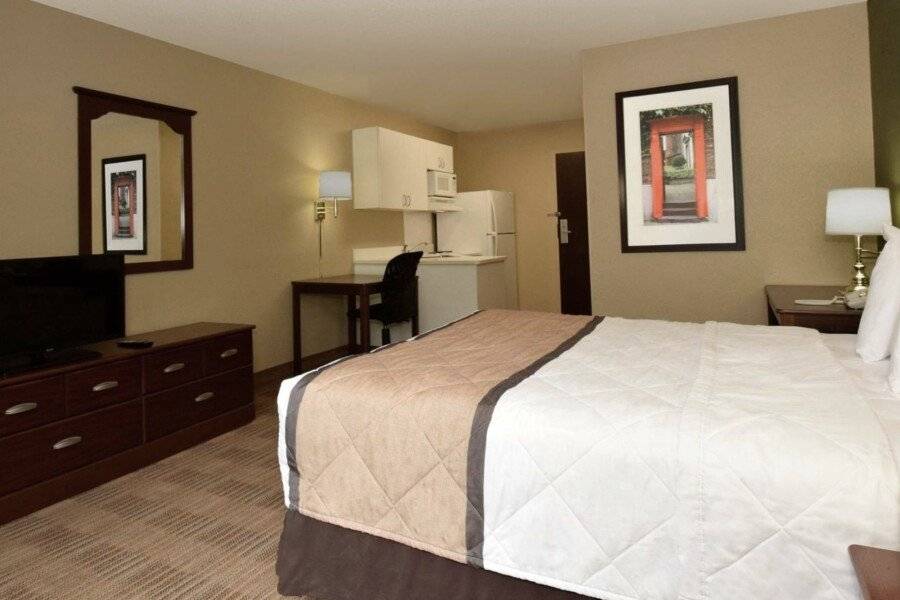 Extended Stay America Suites - - Newark Airport hotel bedroom