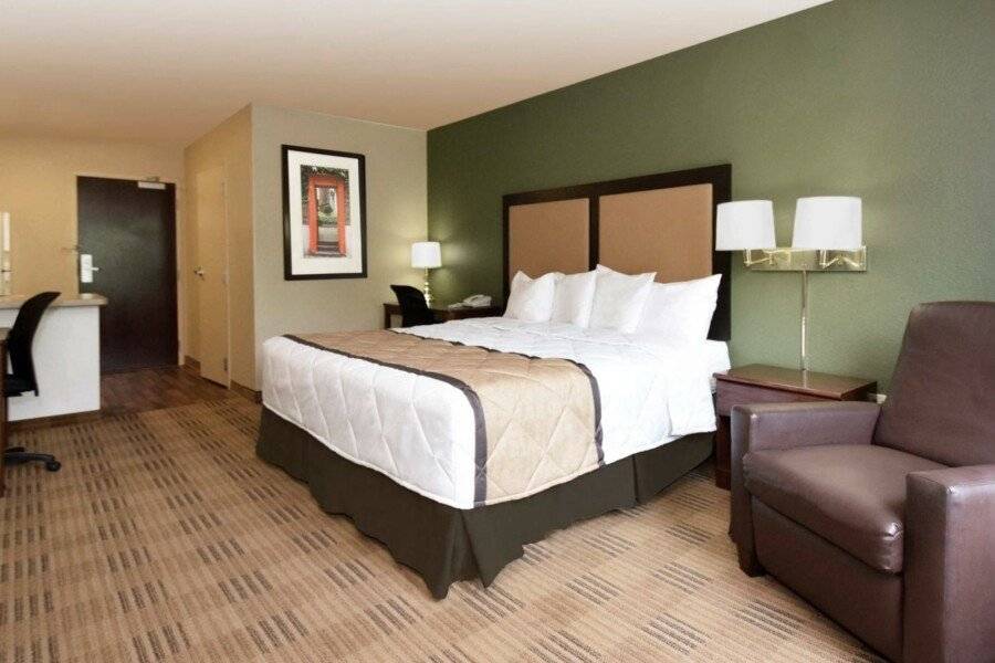 Extended Stay America Suites - - Newark Airport hotel bedroom