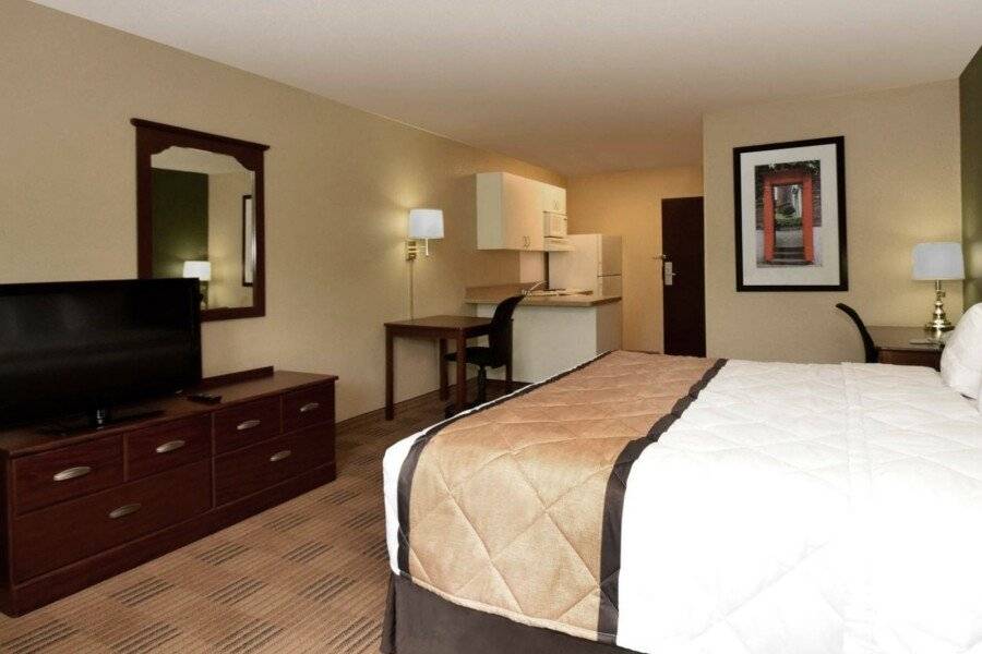 Extended Stay America Suites - - Newark Airport hotel bedroom