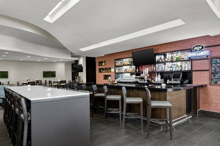 Embassy Suites by Hilton Newark Airport restaurant, bar