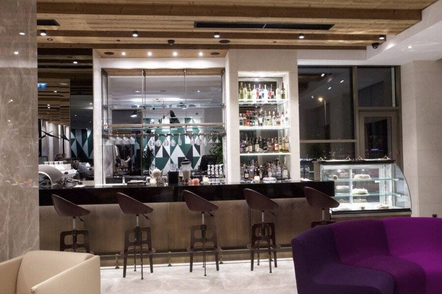 Dosso Dossi Hotels & Spa Downtown bar,lobby