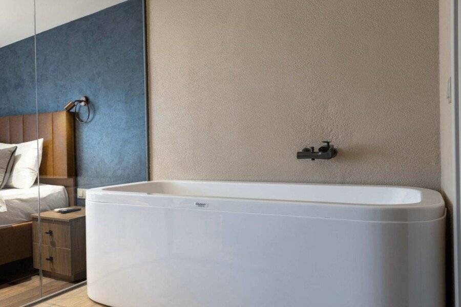 Marlon Hotel bathtub, hotel bedroom