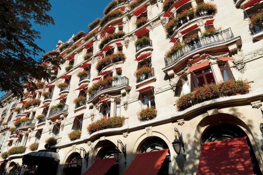 Hôtel Plaza Athénée - Dorchester Collection facade