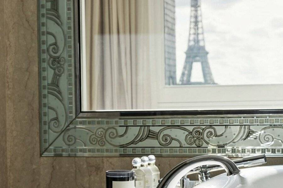 Hôtel Plaza Athénée - Dorchester Collection bathtub,ocean view,