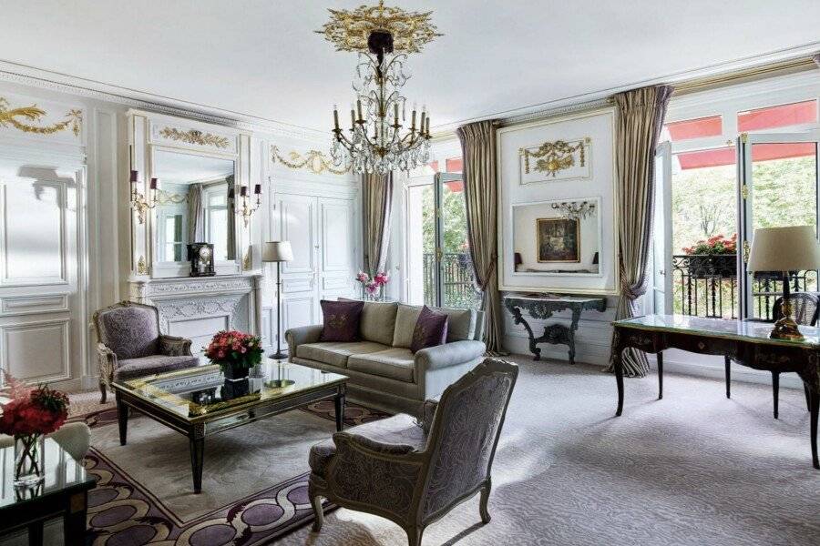 Hôtel Plaza Athénée - Dorchester Collection hotel bedroom