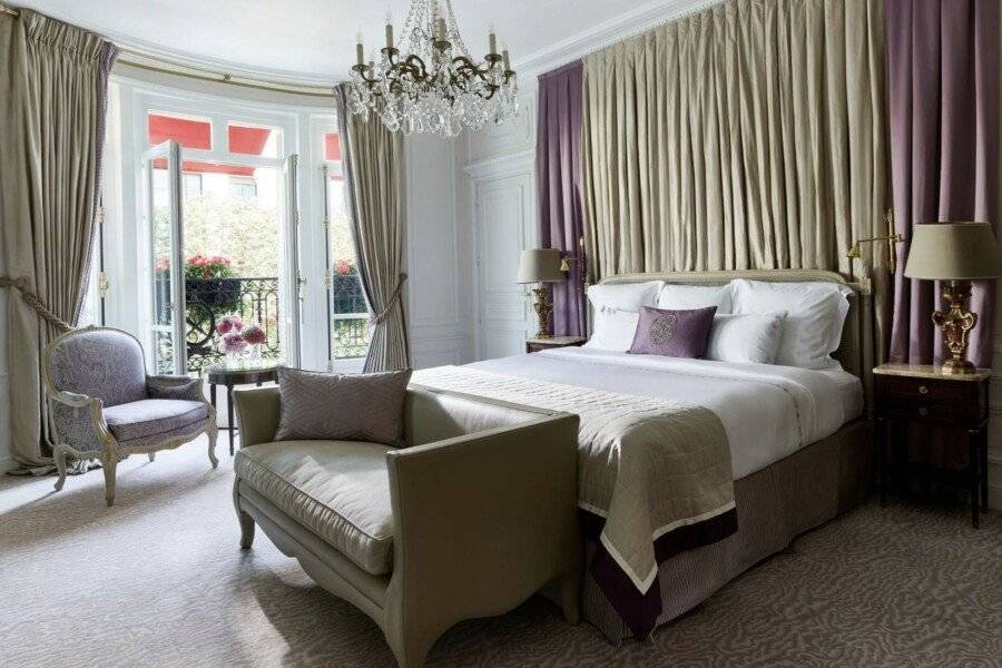 Hôtel Plaza Athénée - Dorchester Collection hotel bedroom