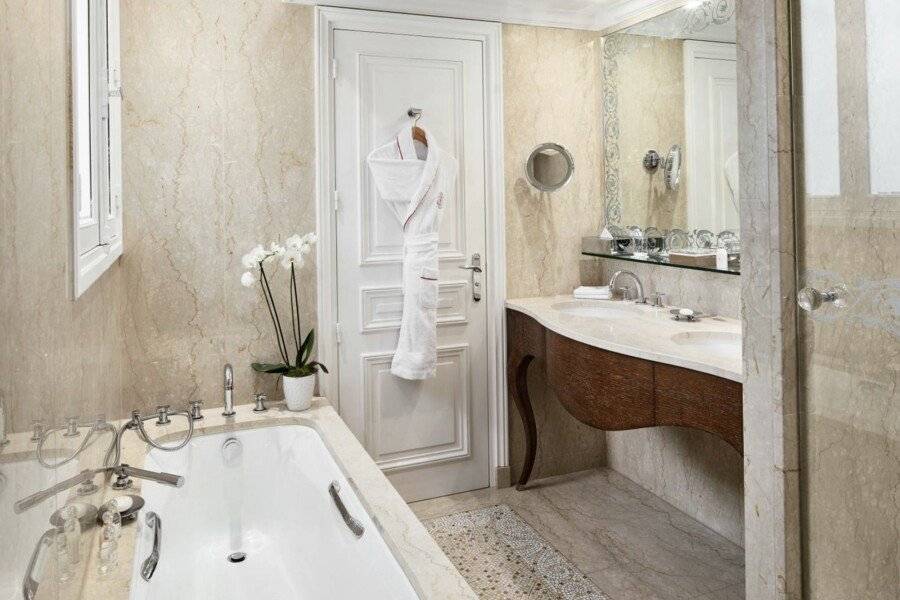 Hôtel Plaza Athénée - Dorchester Collection bathtub,spa