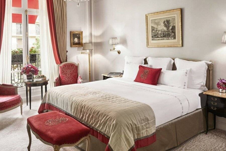 Hôtel Plaza Athénée - Dorchester Collection hotel bedroom