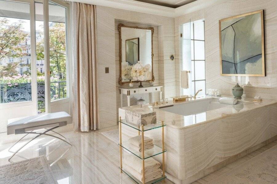 Four Seasons Hotel George V bathtub