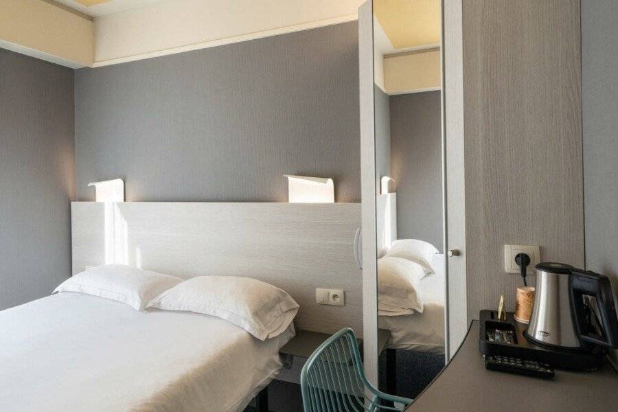 FIAP Paris hotel bedroom