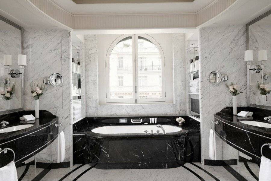 The Peninsula bathtub