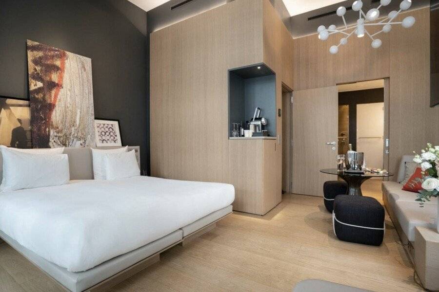 Le Cinq Codet hotel bedroom