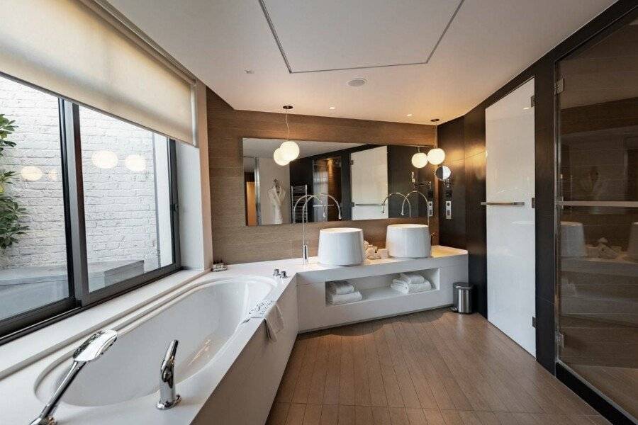 Le Cinq Codet bathtub