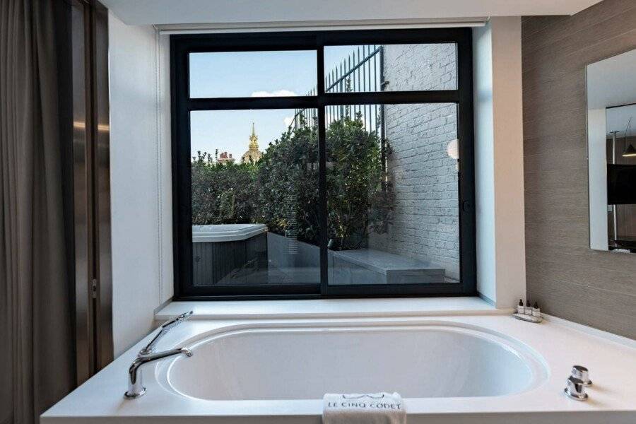 Le Cinq Codet bathtub,ocean view