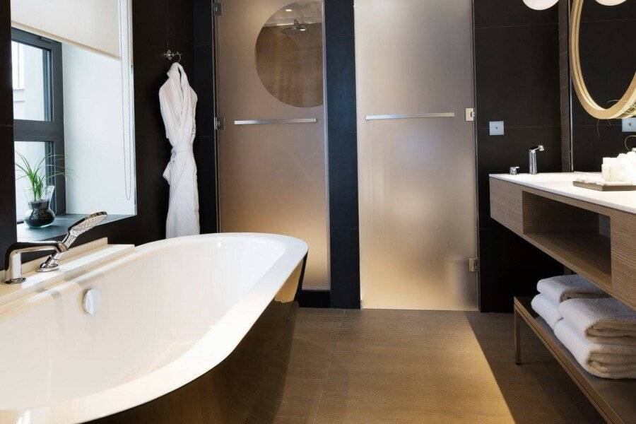 Le Cinq Codet bathtub, hotel bedroom