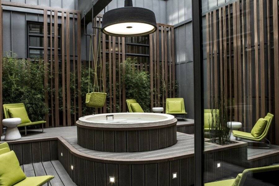 Le Cinq Codet jacuzzi,garden