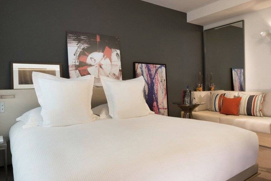 Le Cinq Codet hotel bedroom