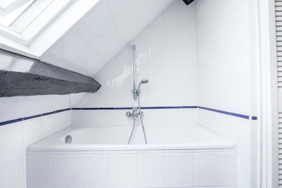 Hotel des Arts - Cite Bergere bathtub