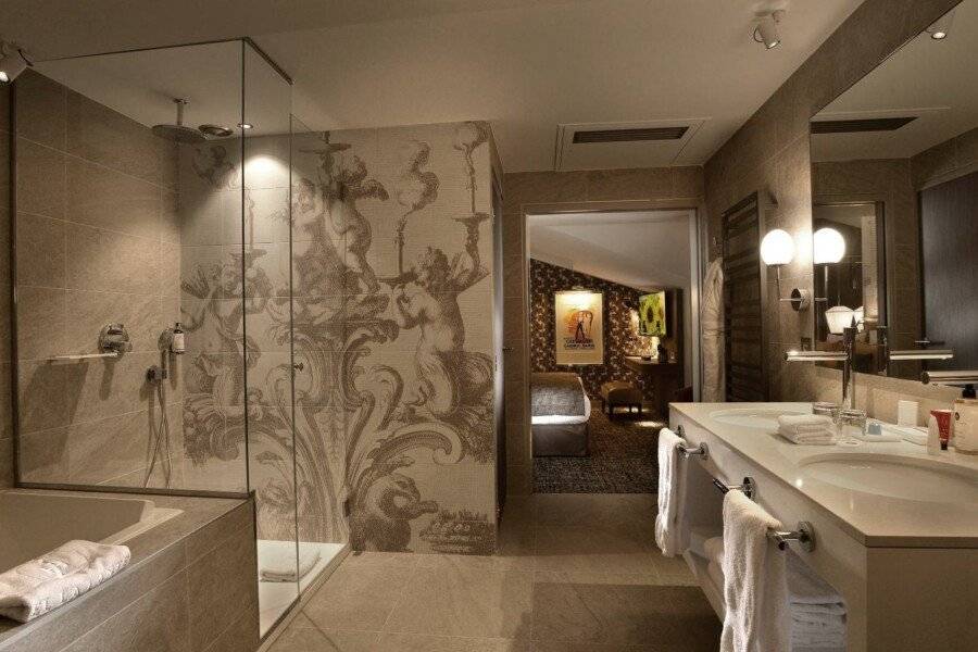 Hotel La Lanterne & Spa By Timhotel bathtub