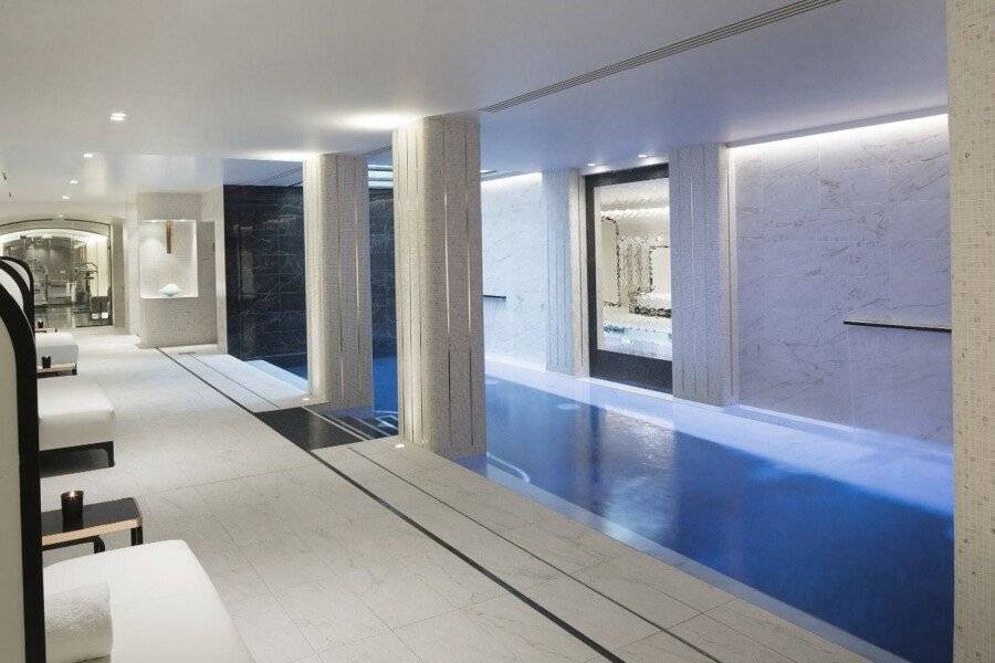 Le Narcisse Blanc spa, indoor pool