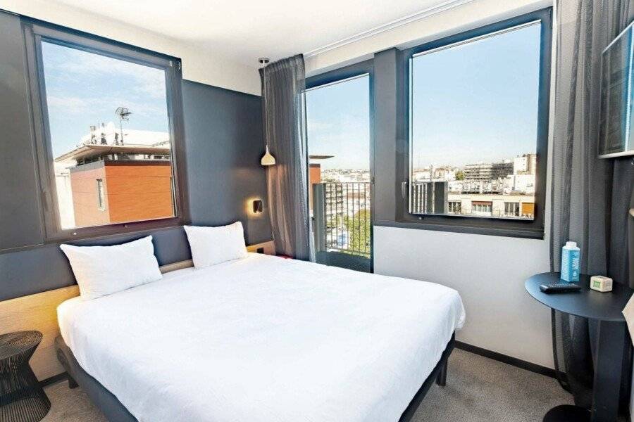 ibis Styles 16 Boulogne hotel bedroom,ocean view