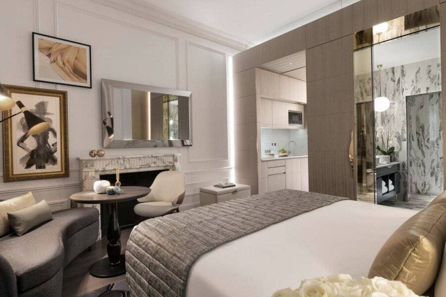 La Clef Champs-Élysées Paris by The Crest Collection hotel bedroom