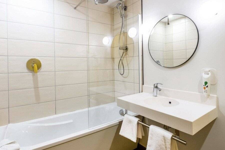 ibis Styles Meteor Avenue d'Italie bathtub