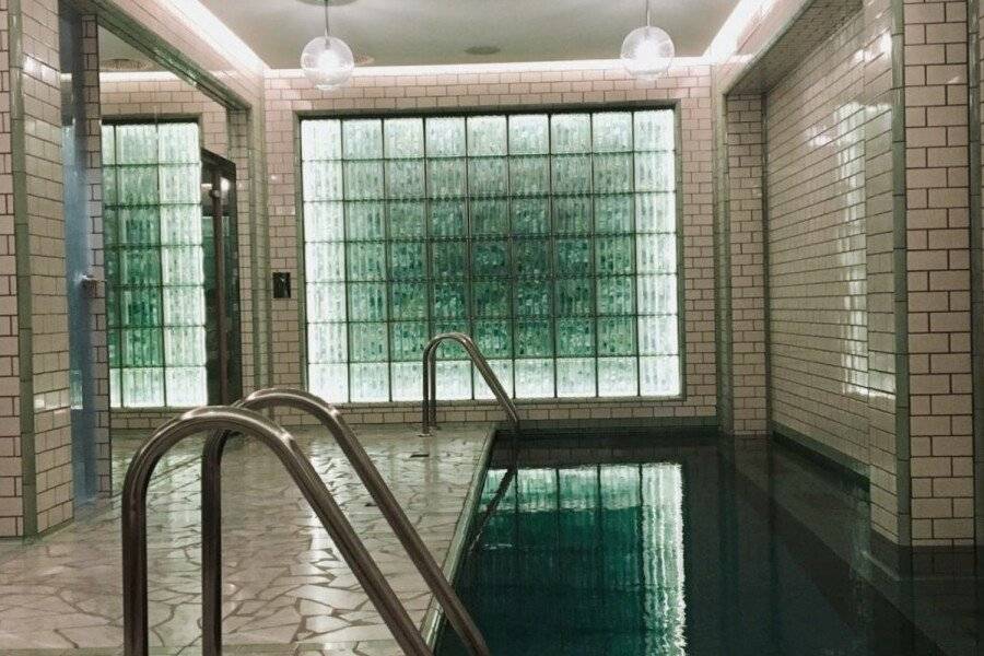 Hôtel Le Ballu indoor pool,spa