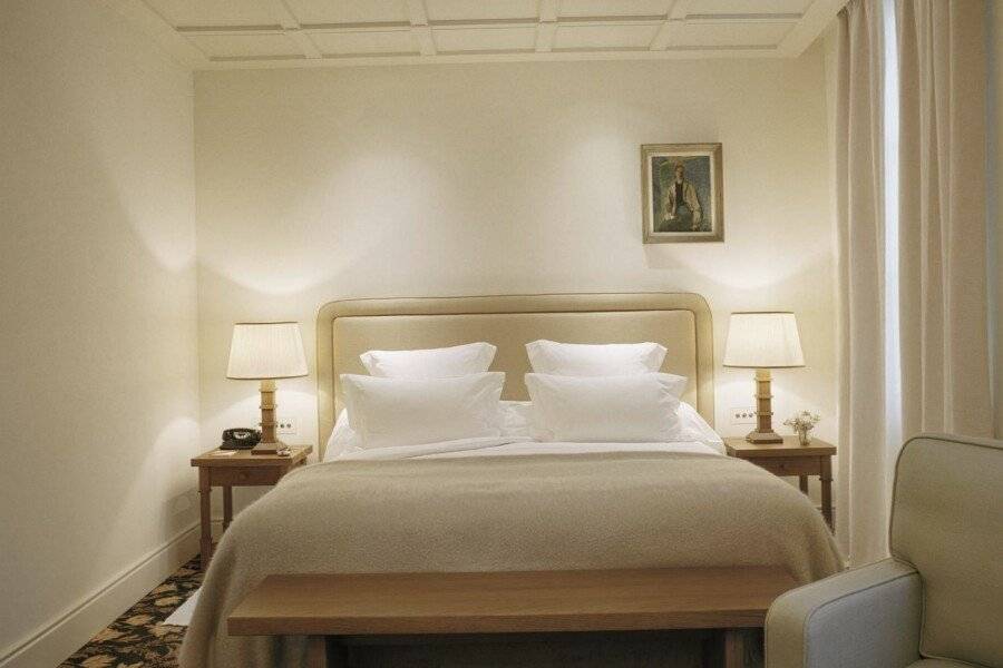 Château Voltaire hotel bedroom