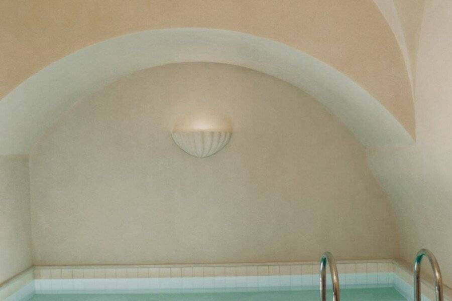 Château Voltaire spa, indoor pool