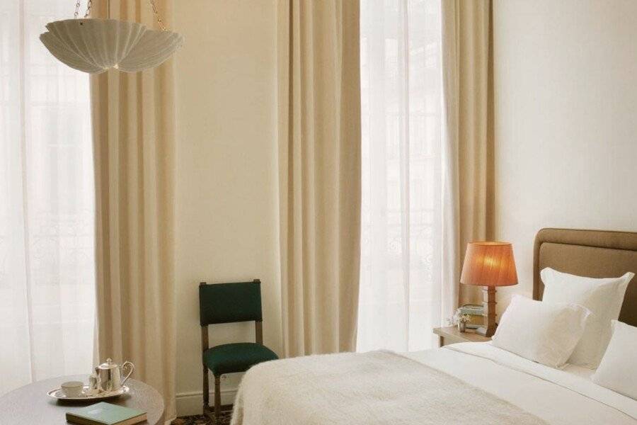 Château Voltaire hotel bedroom