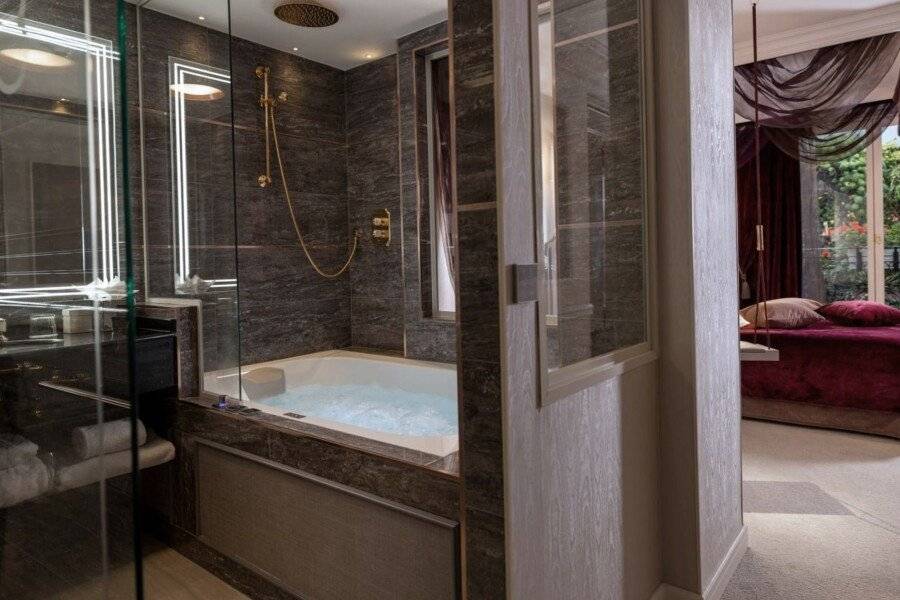 Paris j'Adore Hotel & Spa bathtub,jacuzzi