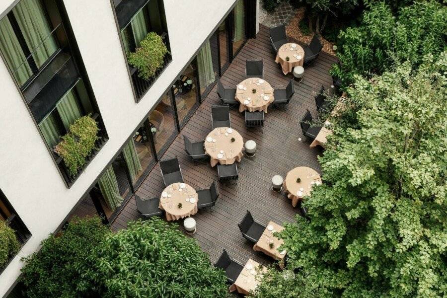 Bulgari Hotel garden, restaurant