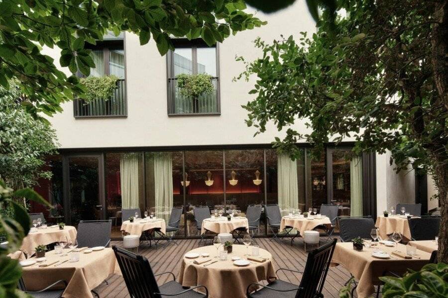 Bulgari Hotel restaurant, garden