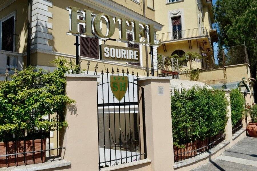 Sourire Hotel facade