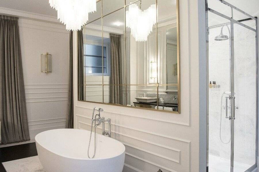 Hotel Vilòn - Small Luxury Hotels of the World bathtub,hotel bedroom