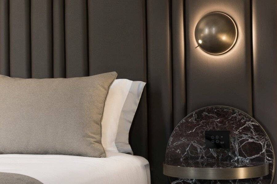 The Pantheon Iconic Hotel, Autograph Collection hotel bedroom