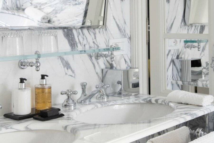 Maalot Roma - Small Luxury Hotels of the World bathtub