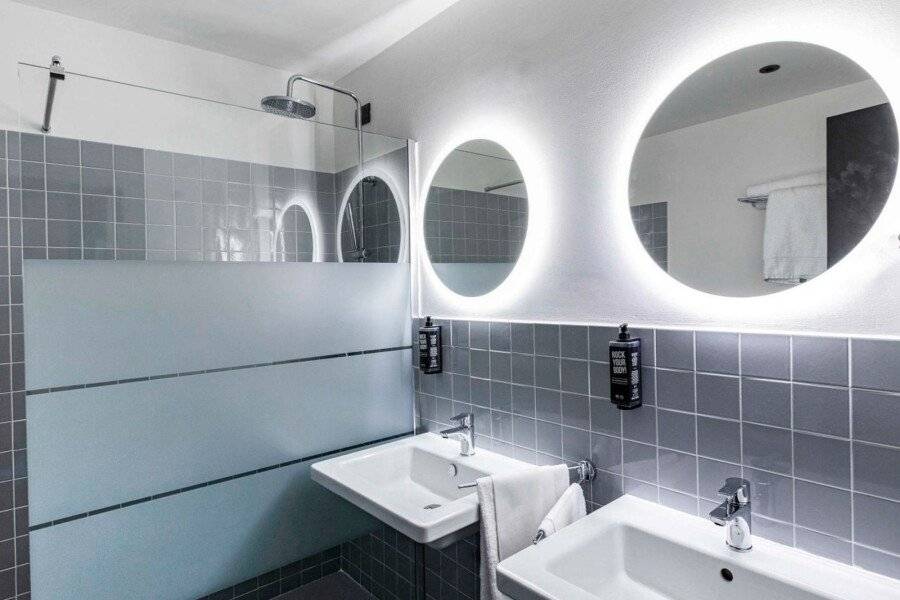 Ibis Styles Roma Aurelia bathtub